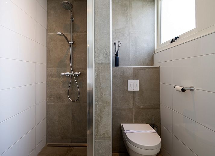 Geniet van de groene tuin bij Vakantiehuis Zonnedorp 16, 'Bakboord', in Renesse, Zeeland, met uitzicht op de natuur en privacy.