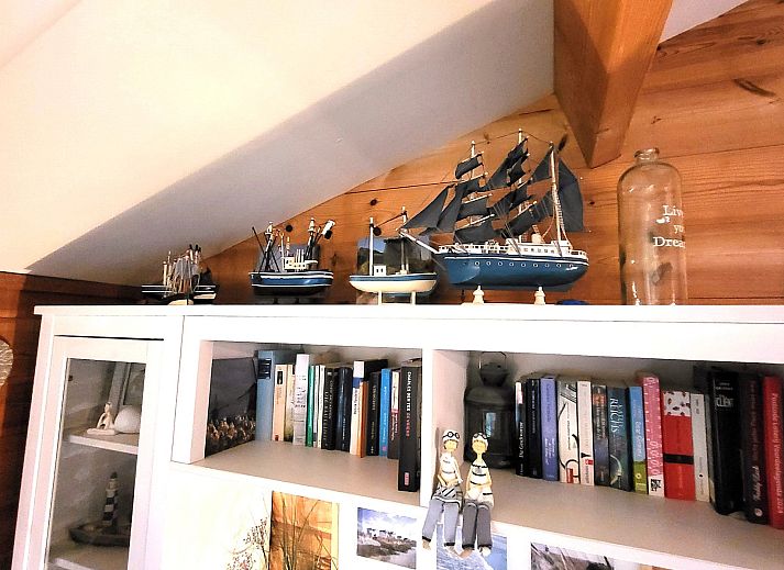 Vacation bungalow Beachpark 42 in Renesse, spacious lawn around the chalet in Zeeland.