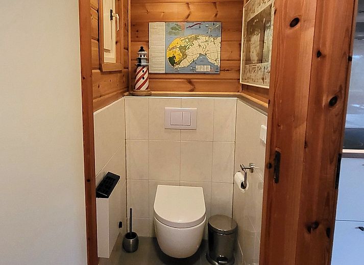 Stylish living room of Holiday bungalow Beachpark 42, chalet in Renesse, with modern furnishings.