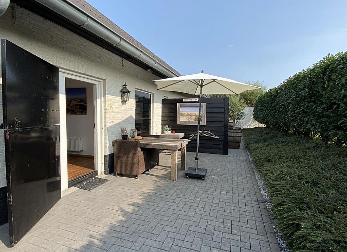 VZ735 Apartment Renesse bietet eine einladende Terrasse im sonnigen Zeeland.