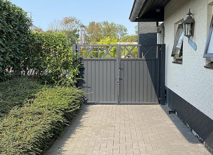 VZ735 Apartment Renesse bietet eine einladende Terrasse im sonnigen Zeeland.