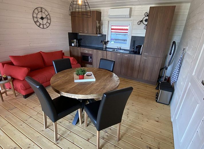 Vorderansicht von VZ1101 Ferienhaus in Renesse mit Terrasse und gruener Umgebung in Zeeland.