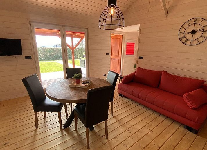 Vorderansicht von VZ1101 Ferienhaus in Renesse mit Terrasse und gruener Umgebung in Zeeland.