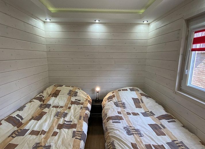 Vorderansicht von VZ1101 Ferienhaus in Renesse mit Terrasse und gruener Umgebung in Zeeland.