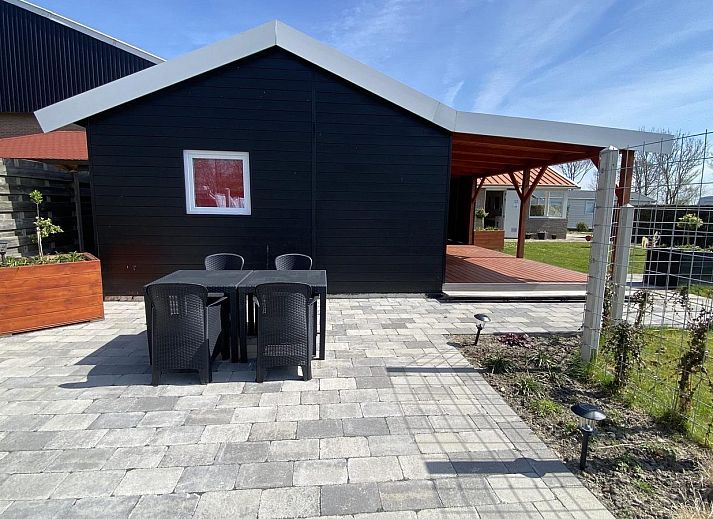 Die geraeumige Veranda des Ferienhauses VZ1101 in Renesse ist ideal fuer Entspannung im Freien in Schouwen-Duiveland.