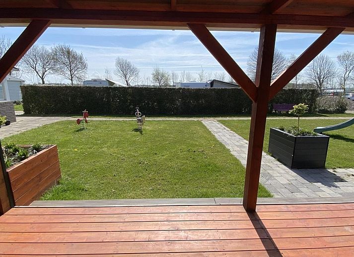 Die geraeumige Veranda des Ferienhauses VZ1101 in Renesse ist ideal fuer Entspannung im Freien in Schouwen-Duiveland.