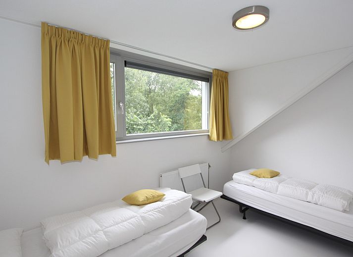 Family house Bremweg 22 in Renesse, vacation home with spacious outdoor area and comfortable seating.