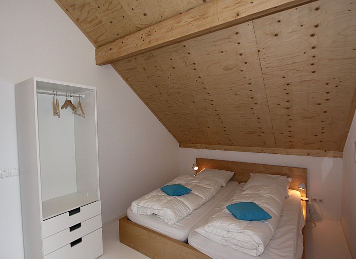 Family house Bremweg 22 in Renesse, vacation home with spacious outdoor area and comfortable seating.