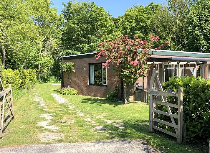 Spacious garden of Holiday bungalow Duinoord 22, De Meidoorn in Renesse, Schouwen-Duiveland, Zeeland with terrace and green view.