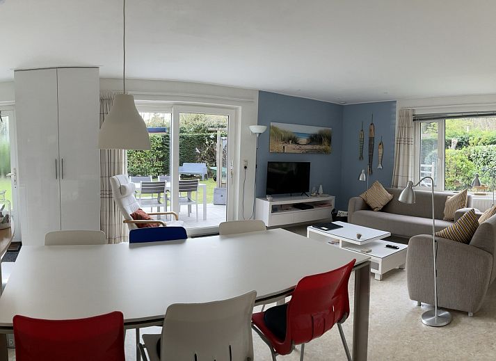 Entrance to Holiday Bungalow Duinoord 22, De Meidoorn in Renesse, Schouwen-Duiveland, Zeeland surrounded by flowering shrubs.