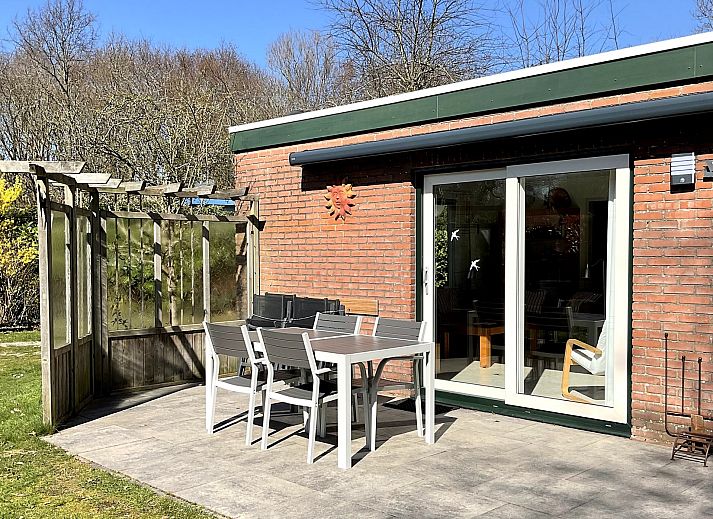 Shady garden with ping pong table at Holiday bungalow Duinoord 22, De Meidoorn in Renesse, Schouwen-Duiveland, Zeeland.