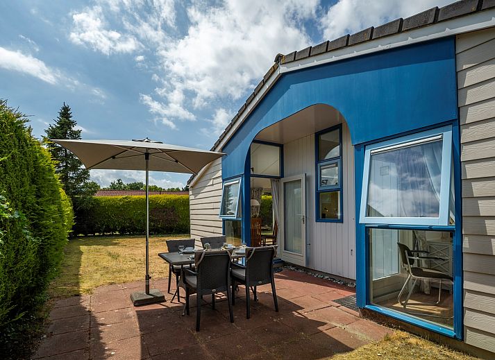Vakantiebungalow Beachpark 57 in Renesse biedt een ruime tuin met groen omgeven.