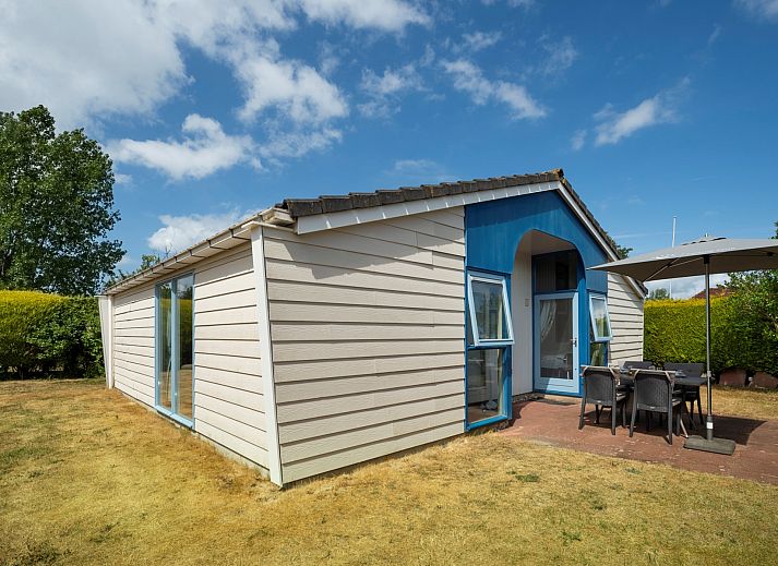 Vakantiebungalow Beachpark 57 in Renesse biedt een ruime tuin met groen omgeven.
