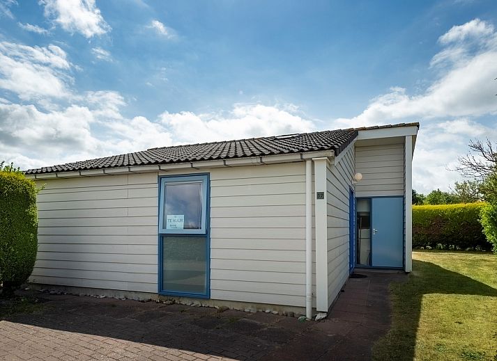 Vakantiebungalow Beachpark 57 in Renesse biedt een ruime tuin met groen omgeven.