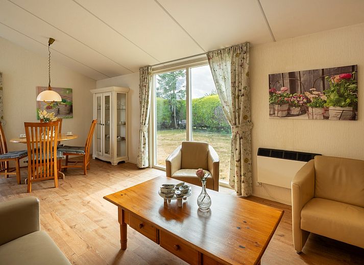 Terras bij Vakantiebungalow Beachpark 57, Renesse, ideaal voor buiten dineren.