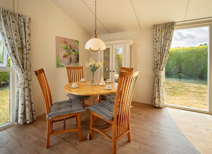 Terras bij Vakantiebungalow Beachpark 57, Renesse, ideaal voor buiten dineren.