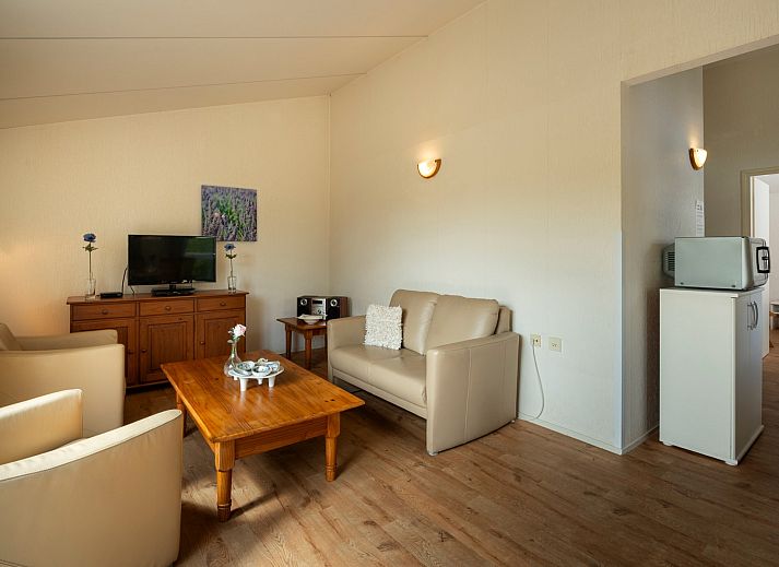 Terras bij Vakantiebungalow Beachpark 57, Renesse, ideaal voor buiten dineren.