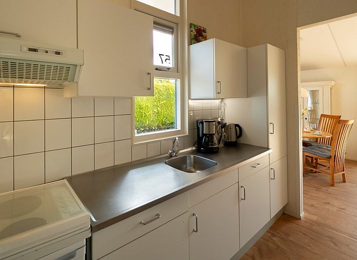 Charmante buitenkant van Vakantiebungalow Beachpark 57 in Renesse, Schouwen-Duiveland.