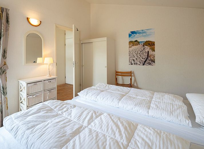 Voorzijde van Vakantiebungalow Beachpark 57, Renesse, met toegangspad.