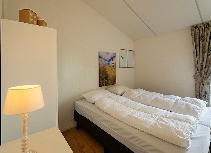 Voorzijde van Vakantiebungalow Beachpark 57, Renesse, met toegangspad.