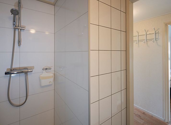 Voorzijde van Vakantiebungalow Beachpark 57, Renesse, met toegangspad.