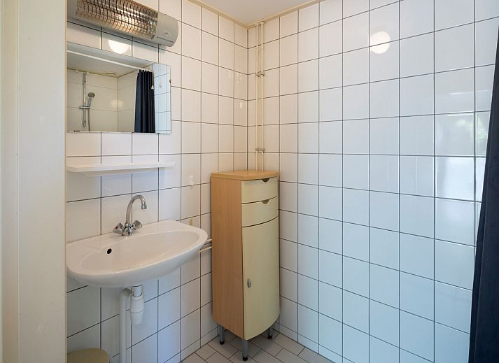 Voorzijde van Vakantiebungalow Beachpark 57, Renesse, met toegangspad.