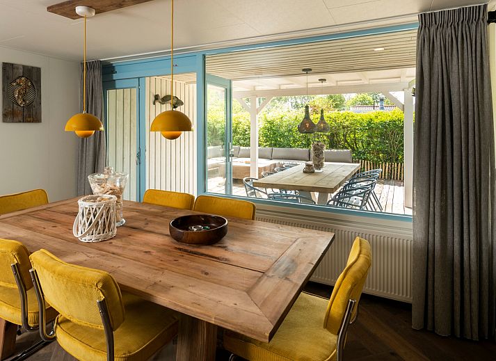 Comfortabel terras bij Vakantiewoning Het Ongerepte 14 Zeeuws Zusje in Renesse, Zeeland.