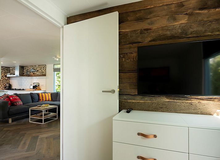 Eettafel op veranda van Vakantiewoning Het Ongerepte 14 Zeeuws Zusje in Schouwen-Duiveland.