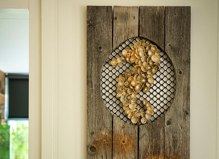Eettafel op veranda van Vakantiewoning Het Ongerepte 14 Zeeuws Zusje in Schouwen-Duiveland.