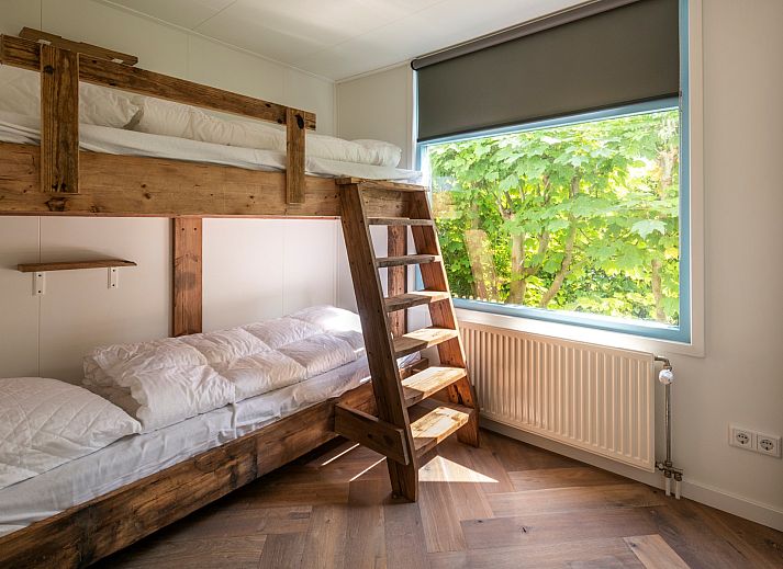 Eettafel op veranda van Vakantiewoning Het Ongerepte 14 Zeeuws Zusje in Schouwen-Duiveland.