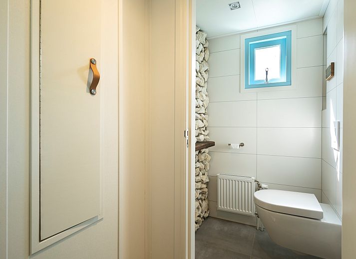 Eettafel op veranda van Vakantiewoning Het Ongerepte 14 Zeeuws Zusje in Schouwen-Duiveland.