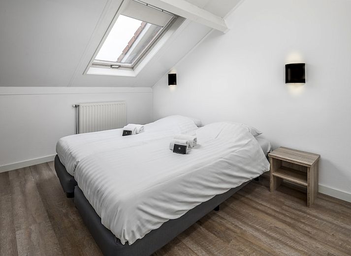 Gezellige woonkamer van SD6 Comfort bungalow in Renesse, Schouwen-Duiveland, Zeeland, met moderne inrichting en comfortabele zithoek.