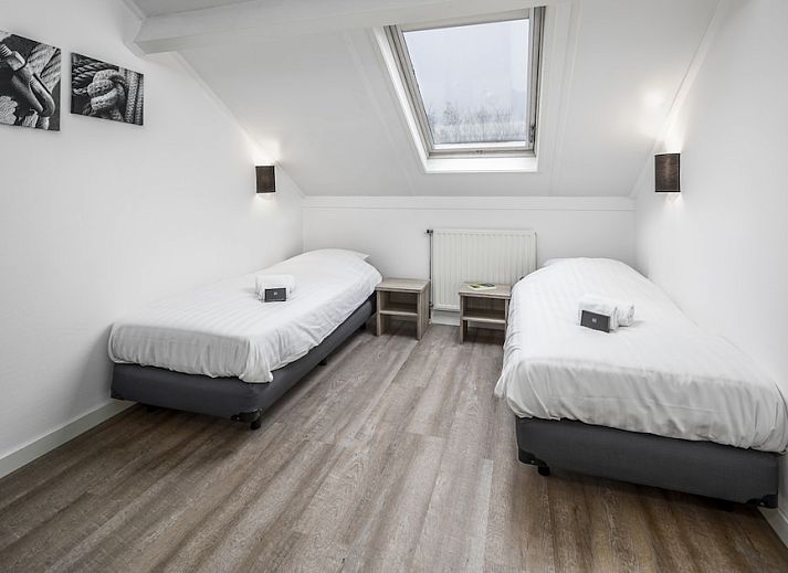 Gezellige woonkamer van SD6 Comfort bungalow in Renesse, Schouwen-Duiveland, Zeeland, met moderne inrichting en comfortabele zithoek.