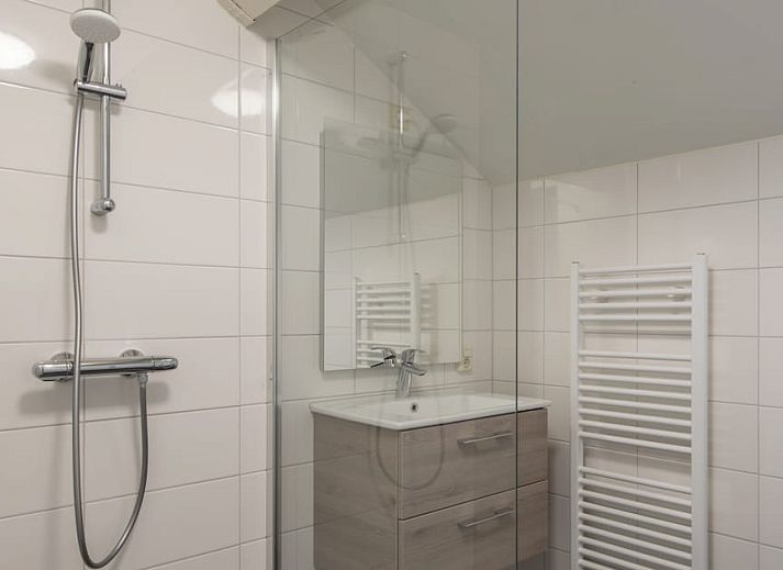 Gezellige woonkamer van SD6 Comfort bungalow in Renesse, Schouwen-Duiveland, Zeeland, met moderne inrichting en comfortabele zithoek.