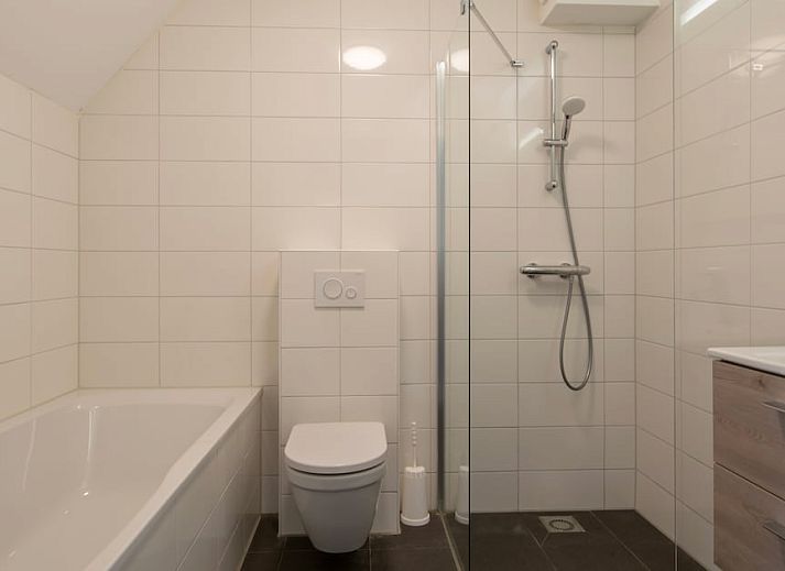 Gezellige woonkamer van SD6 Comfort bungalow in Renesse, Schouwen-Duiveland, Zeeland, met moderne inrichting en comfortabele zithoek.