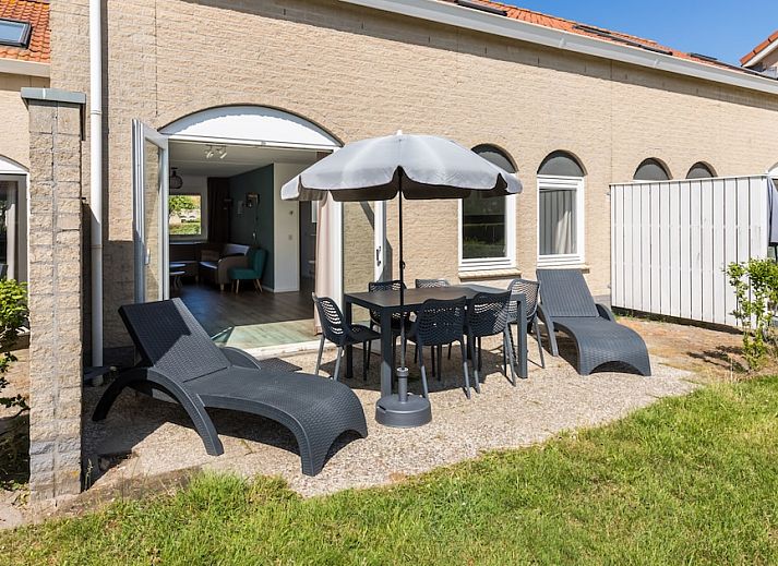 Gezellige woonkamer van SD6 Comfort bungalow in Renesse, Schouwen-Duiveland, Zeeland, met moderne inrichting en comfortabele zithoek.