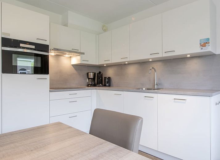 Komfort 4 Bungalow in Renesse, Schouwen-Duiveland, Zeeland mit sonnigem Garten und modernem Look, ideal fuer einen entspannten Urlaub.