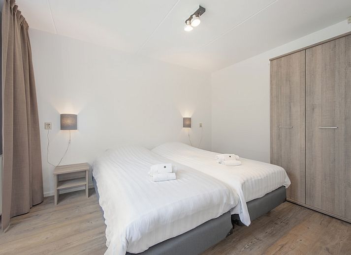 Komfort 4 Bungalow in Renesse, Schouwen-Duiveland, Zeeland mit sonnigem Garten und modernem Look, ideal fuer einen entspannten Urlaub.