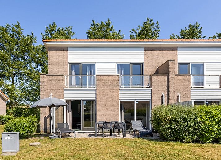 Stilvolles Wohnzimmer im Comfort 4 Bungalow, Renesse, Zeeland. Gemuetliche Sitzecke mit modernen Moebeln, ideal zum Entspannen.