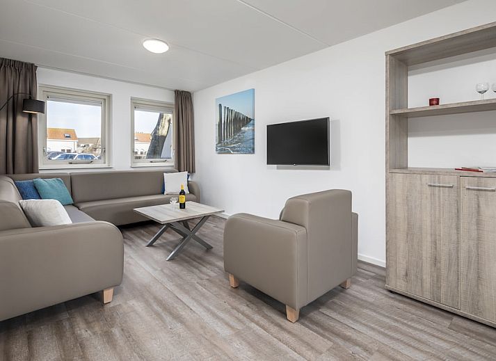 SD8 Komfort-Bungalow in Renesse, Schouwen-Duiveland, Zeeland mit sonniger Fassade und gruener Umgebung fuer einen entspannten Urlaub.