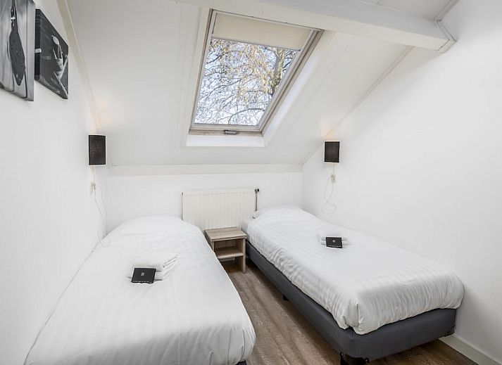 Modernes Wohnzimmer in SD8 Comfort, einem Ferienhaus in Renesse, Schouwen-Duiveland, Zeeland, mit bequemen Sitzgelegenheiten und hellen Moebeln.