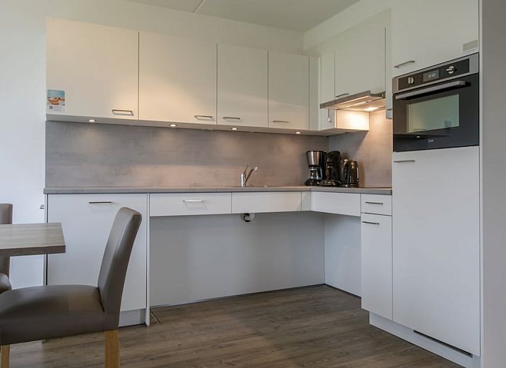 SGM Comfort bungalow in Renesse, Schouwen-Duiveland, Zeeland with sunny frontage and green surroundings.