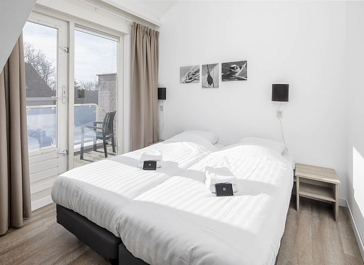 SGM Comfort bungalow in Renesse, Schouwen-Duiveland, Zeeland with sunny frontage and green surroundings.