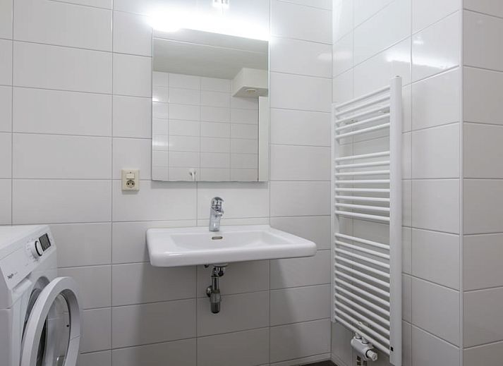 Dining area in SGM Comfort bungalow, Renesse, Zeeland, with modern kitchen and lots of natural light.