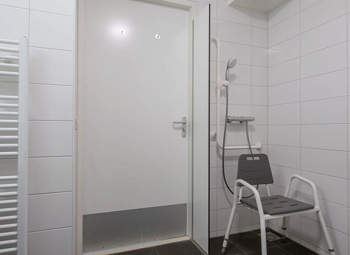 Dining area in SGM Comfort bungalow, Renesse, Zeeland, with modern kitchen and lots of natural light.