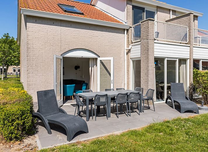 Modern kitchen in SGM Comfort bungalow in Renesse, Schouwen-Duiveland, Zeeland, with stylish furnishings and practical appliances.
