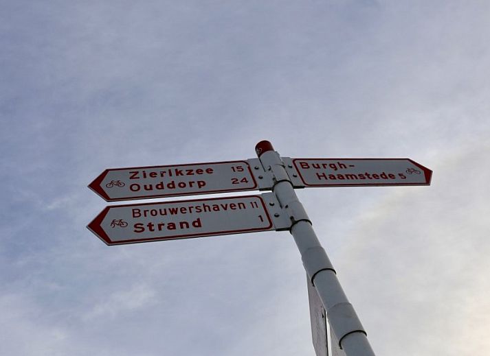 Gezellige zitkamer in Westhoek 14 bungalow, Renesse, met comfortabele bank en stijlvolle inrichting.