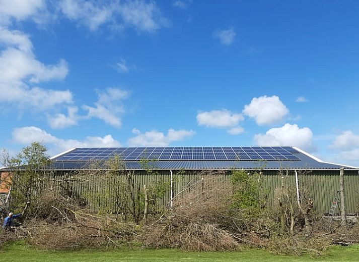 Lichte binnenruimte van Vakantiehuisje in Kerkwerve met uitzicht op natuur.