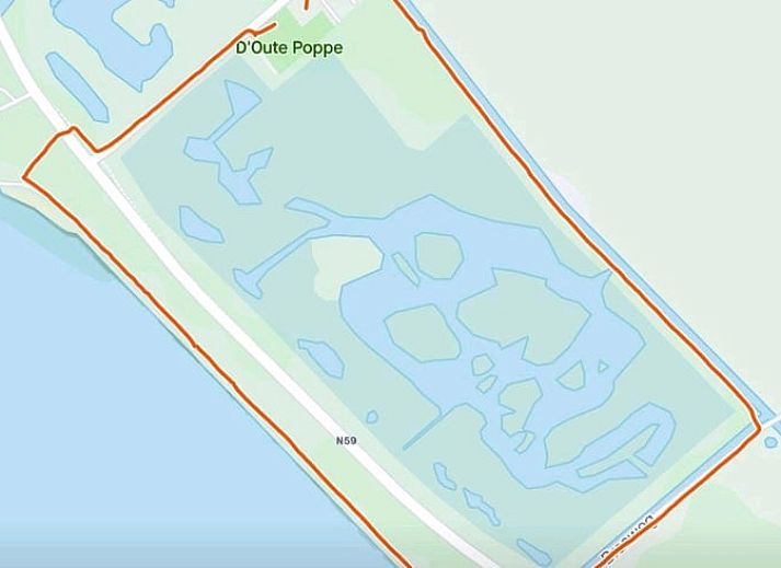 Lichte binnenruimte van Vakantiehuisje in Kerkwerve met uitzicht op natuur.