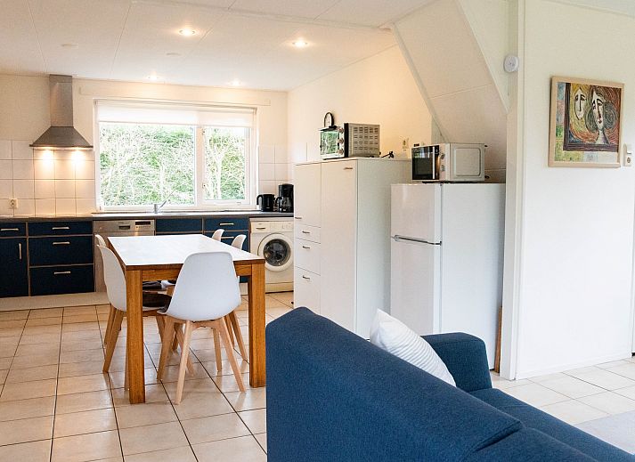 Charmantes Ferienhaus Liselotte in Nieuw-Haamstede, mit einem einladenden Gartenumfeld.